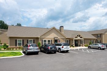 Onsite clubhouse and complimentary wifi in amenity space